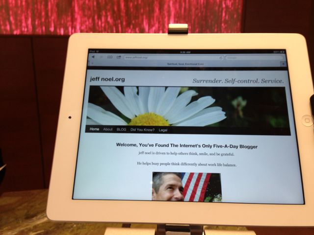 the Renaissance Hotel front desk had complimentary iPads for web surfing jeff noel blogger
